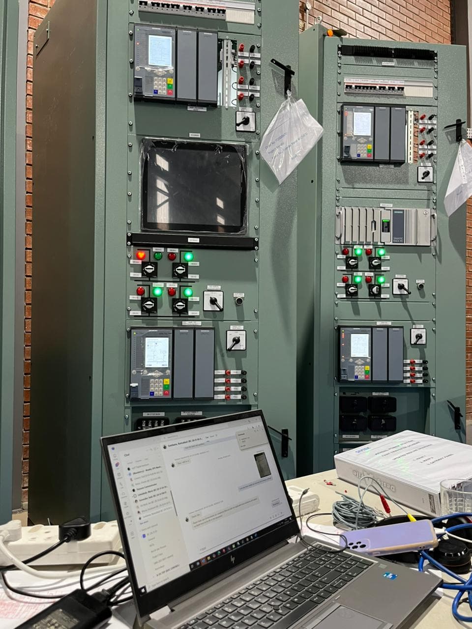 Siemens SIMATIC control panels under test, labelled for the Sumitomo installation.